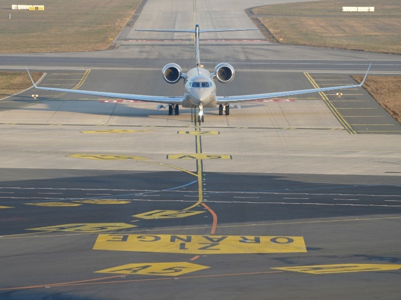 Celebrități precum Elon Musk și Taylor Swift ar putea în curând să își ascundă zborurile cu avionul privat de ochii din online