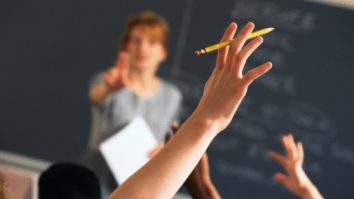 Guvernul britanic vrea profesori de fizică și de limbi străine din România. Bursele pot ajunge până la 35.000 de euro