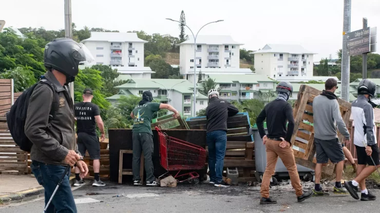 Trei români sunt prinşi în mijlocul revoltelor din Noua Caledonie