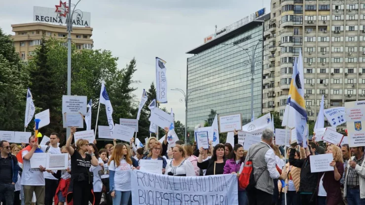 Bugetarii au ieșit în stradă. Ei susțin că Ciolacu i-a hărțuit și amenințat. Ce nemulțumiri au