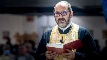 Mii de sibieni au luat Lumină de la Biserica din Muzeul Astra din Sibiu. Constantin Necula: „Lăsați-vă purtați de mână de Lumina aceasta binecuvântată a Învierii!”