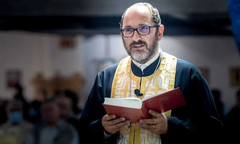 Mii de sibieni au luat Lumină de la Biserica din Muzeul Astra din Sibiu. Constantin Necula: „Lăsați-vă purtați de mână de Lumina aceasta binecuvântată a Învierii!”