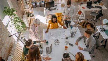 Peste 60% dintre angajați își doresc un spațiu de relaxare la job. Antreprenor: „Un astfel de loc îi ajută să se reîncarce între două sarcini și să creeze legături mai strânse”