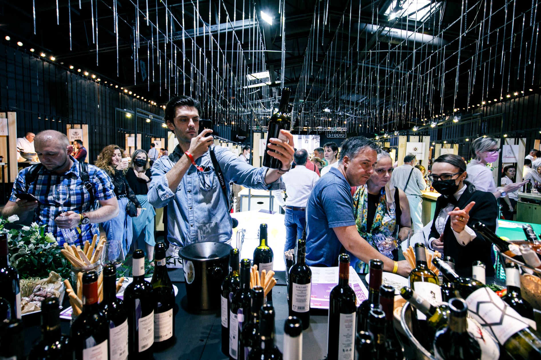 Ce vin bei azi? La Ro-Wine poți degusta peste 2.000 de tipuri de vin din 15 țări