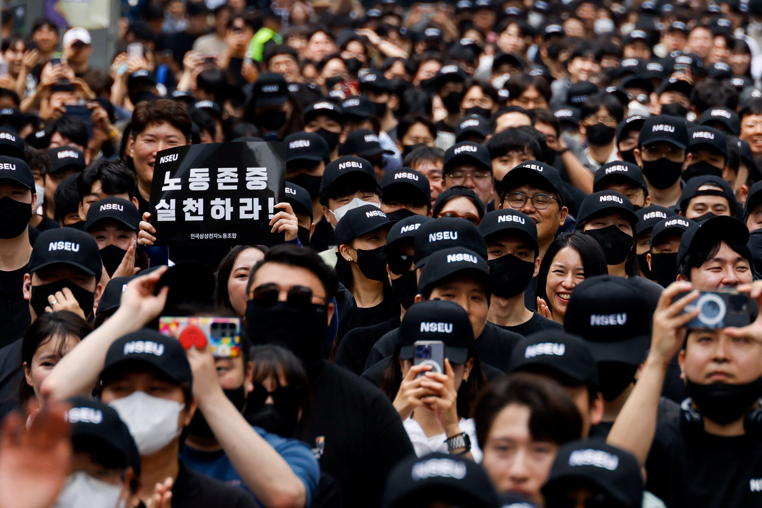 Prima grevă din istoria Samsung Electronics. Sindicaliștii acuză că „Nu mai pot tolera reprimarea muncii, represiunea sindicală”