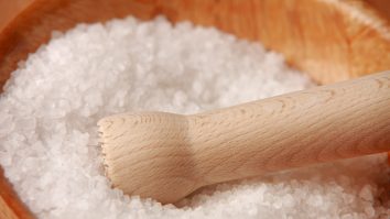 Organizația Mondială a Sănătății a îndemnat țările să stabilească limite legale pentru cantitatea de sare din alimentele procesate