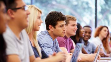 Peste 80% dintre elevii români aleg să studieze în străinătate. Expert HR: „Piața muncii este deschisă, dar salariile pentru tinerii fără experiență sunt inferioare celor din Vest”