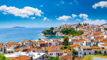 Unde mergi azi? Pe Insula Skiathos. Travel vlogger: „Cea mai cunoscută plajă este Koukounaries, pentru că acolo mergea Prințesa Diana”