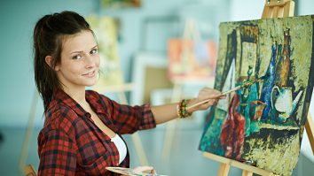 Universitățile de artă îi sprijină pe studenți să își urmeze visurile. Ioana Palmar: „Ne axăm foarte mult pe implicarea studenților în diferite activități”