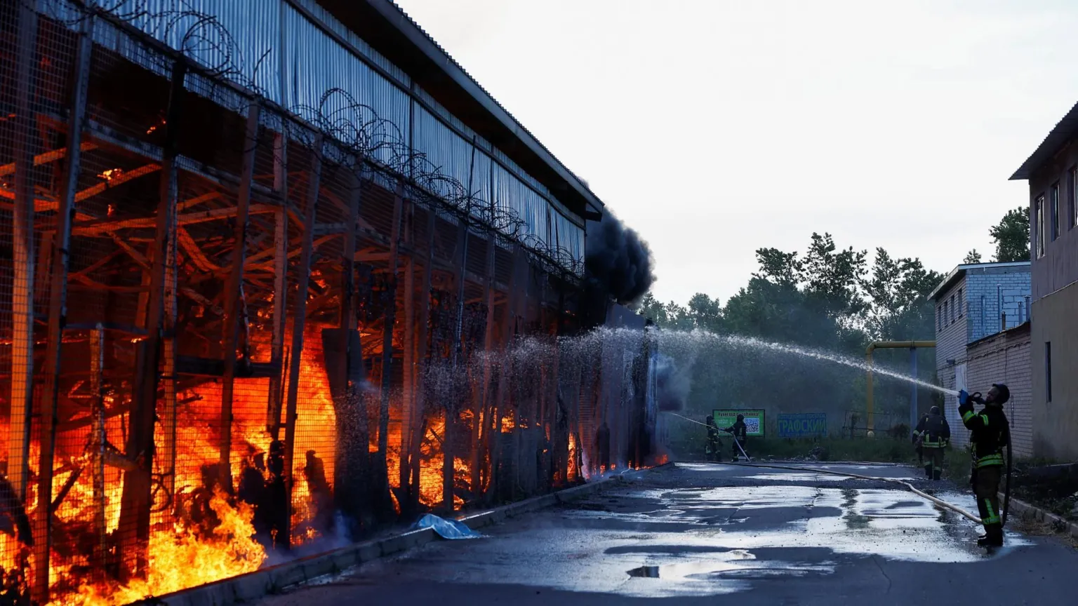 Rusia a lovit cu brutalitate un supermarket din Harkov, folosind două bombe glisante