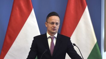 Emmanuel Macron nu exclude trimiterea trupelor în Ucraina. Ministrul de Externe ungar declară că așa va începe un al Treilea Război Mondial