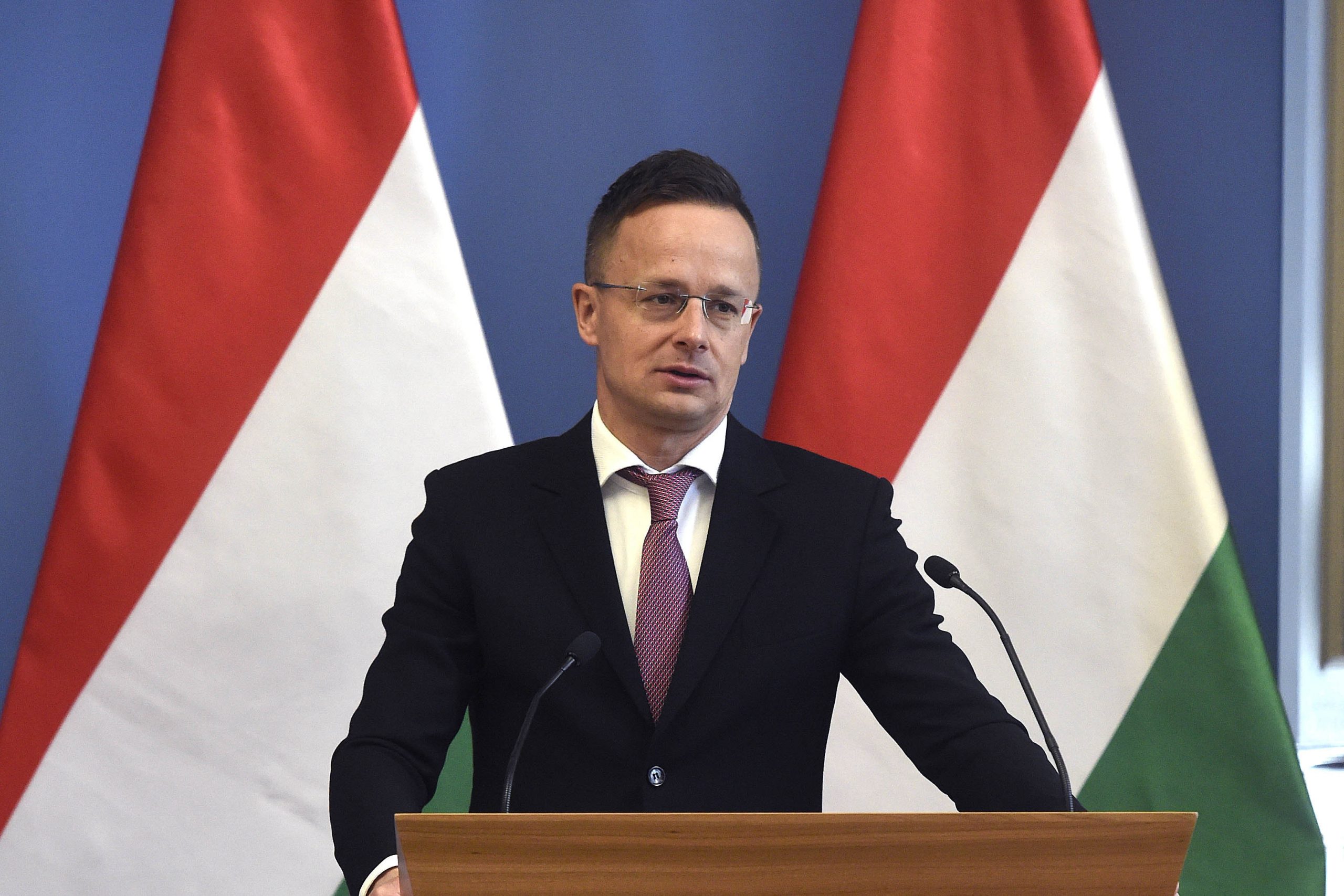 Emmanuel Macron nu exclude trimiterea trupelor în Ucraina. Ministrul de Externe ungar declară că așa va începe un al Treilea Război Mondial