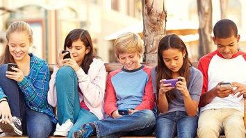 Cum îți protejezi copilul de influențele negative ale internetului? Părinte: „Dacă acesta e în prezența părintelui, nu va avea nevoie de telefon”