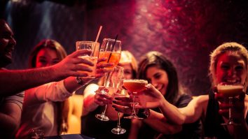 Frumusețea are prețul ei. Tinerii atractivi sunt mult mai predispuși la dependențe. Ce au descoperit cercetătorii