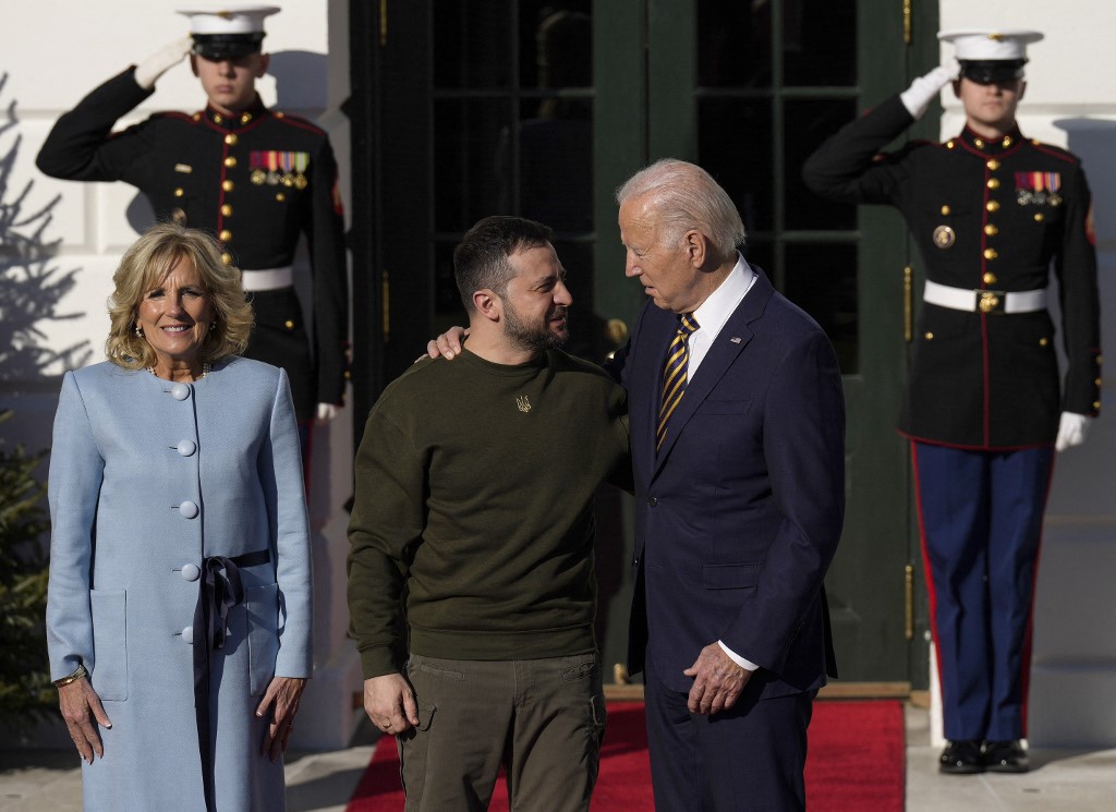 SUA anunță un nou ajutor militar pentru Ucraina. Ce a discutat Zelenski în Franța cu Președinții Biden și Macron