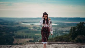 Ia reprezintă puntea între generații. Ce semnificație are cămașa tradițională pentru români