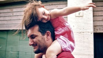 Bărbații care au grijă de copii sunt mai atrăgători pentru femei, arată un studiu