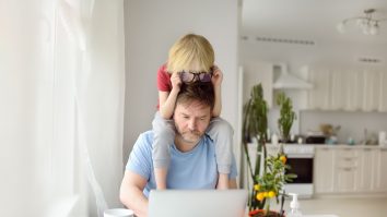 Gen Z preferă tot mai mult să lucreze remote. Saloanele de înfrumusețare oferă locuri speciale pentru laptop-uri