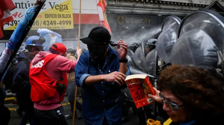 Buenos Aires este zguduit de proteste pe tema reformelor Președintelui Javier Milei. 20 de polițiști au fost răniți și 15 persoane au fost arestate în urma conflictului