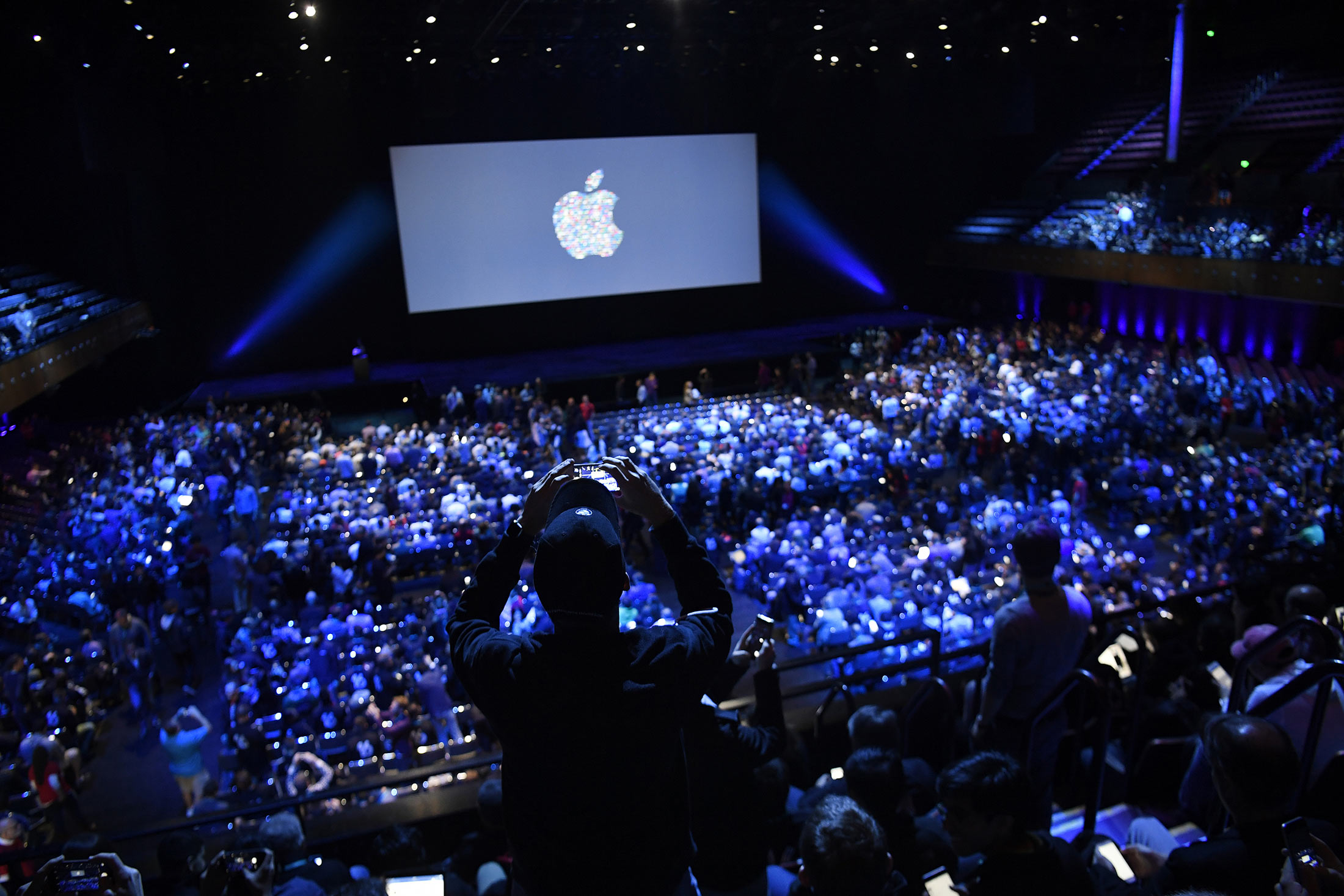 Tim Cook prezintă OpenAI pe iPhone. Cu ce inovații vine Apple