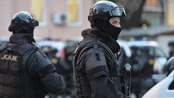 Un cetățean sirian a încercat să îşi dea foc la Ambasada Israelului din Bucureşti. Trupele SRI au intervenit