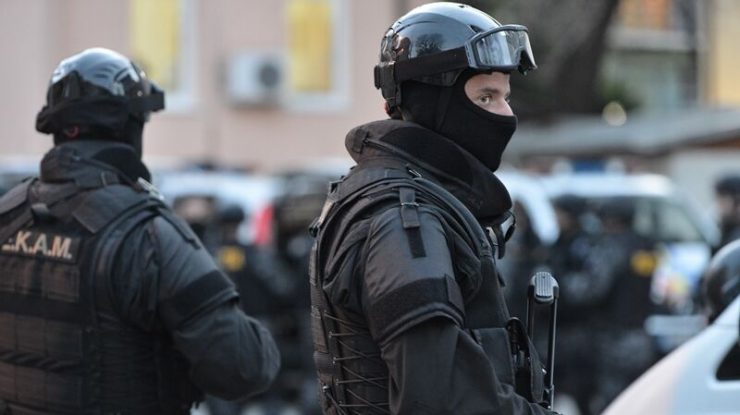 Un cetățean sirian a încercat să îşi dea foc la Ambasada Israelului din Bucureşti. Trupele SRI au intervenit