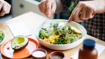 Salata Green Goddess a devenit virală pe TikTok. Chef: „Este foarte potrivită pentru că este fresh, ușor de făcut, plină de fibre și consistentă”