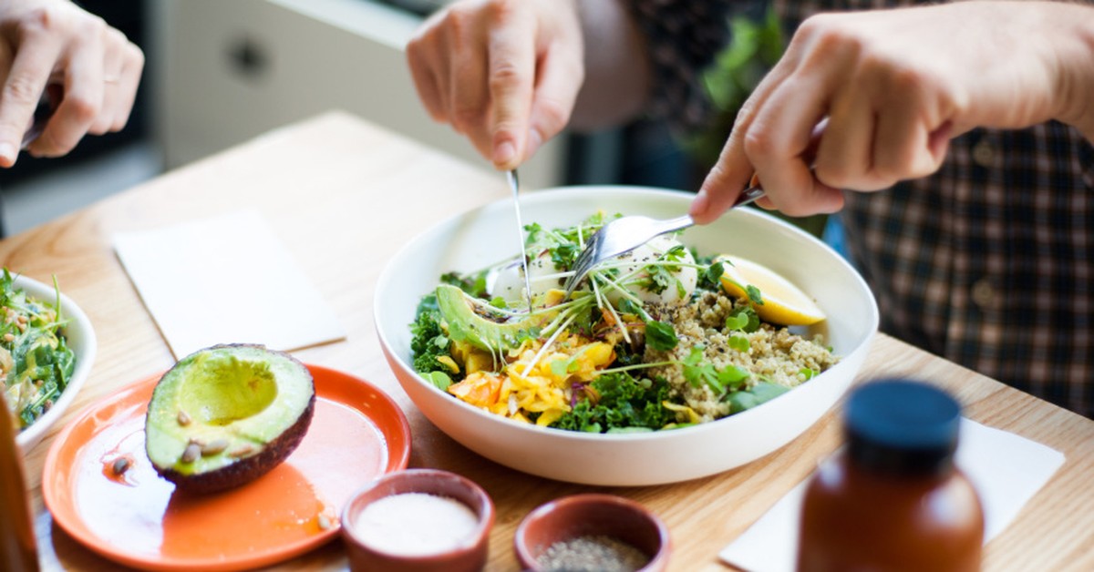 Salata Green Goddess a devenit virală pe TikTok. Chef: „Este foarte potrivită pentru că este fresh, ușor de făcut, plină de fibre și consistentă”