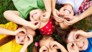 Cum creștem copii smart? Fizioterapeut: „Noi încercăm să dezvoltăm cei patru piloni importanți, prin joacă și povești”