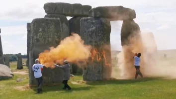 VIDEO. Doi protestatari Just Stop Oil au pulverizat vopsea portocalie pe Stonehenge