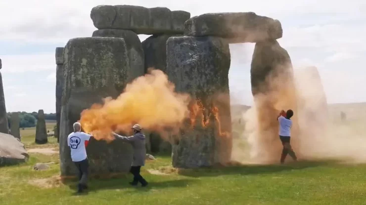 VIDEO. Doi protestatari Just Stop Oil au pulverizat vopsea portocalie pe Stonehenge