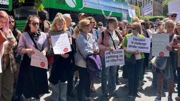 Mii de persoane protestează în toată Irlanda după ce un soldat care a atacat o femeie nu a fost tras la răspundere