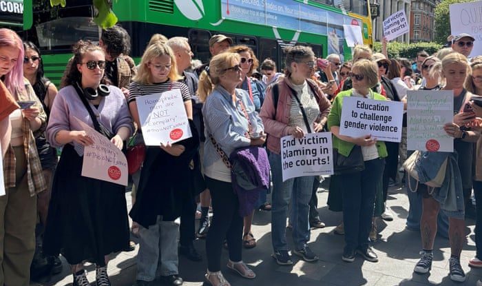 Mii de persoane protestează în toată Irlanda după ce un soldat care a atacat o femeie nu a fost tras la răspundere
