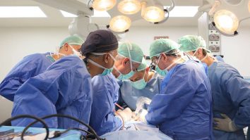 Karleigh Fry este prima persoană operată pe creier de un robot. Ce înseamnă DBS