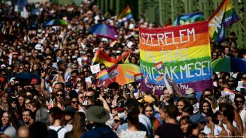 VIDEO. Mii de oameni au participat la Budapest Pride. Comunitatea militează împotriva politicilor anti-LGBTQ+ ale guvernului Orban