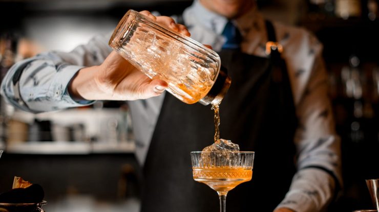 Ce băuturi nu ar trebui să comanzi niciodată într-un bar aglomerat