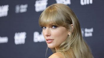 VIDEO. Taylor Swift a fost luată în vizor de activiștii Just Stop Oil, în Londra. Demonstranții au distrus gardul Aeroportului Stansted și au vandalizat numeroase avioane private cu vopsea portocalie