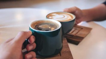 STUDIU. Pentru o viață sănătoasă, consumați cel puțin două cafele cu laptop-ul în față. Cafeaua reduce riscul de moarte prematură cu 30%