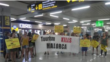 Protestul anti-turism blochează o plajă la Mallorca. Cât de gravă este problema supraturismului