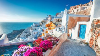 Santorini este în pericol din cauza turismului. Insula greacă atrage 5,5 milioane de vizitatori anual