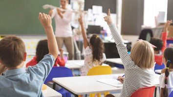 Ieri ai sărbătorit Ziua Învățătorului. Ce mesaje au transmis Nicolae Ciucă și Ligia Deca