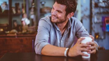 Cum asortați cămășile în model tropical în această vară?