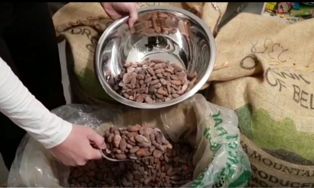 O echipă de cercetători elvețieni a creat o ciocolată sustenabilă din fructul de cacao. Ce beneficii aduce noul sortiment