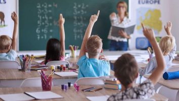 Elevii ar putea participa la cursurile opționale alături de alți colegi. Expert în educație: „Va fi o provocare pentru școlile care lucrează în schimburi și pentru cele care nu au suficiente săli”