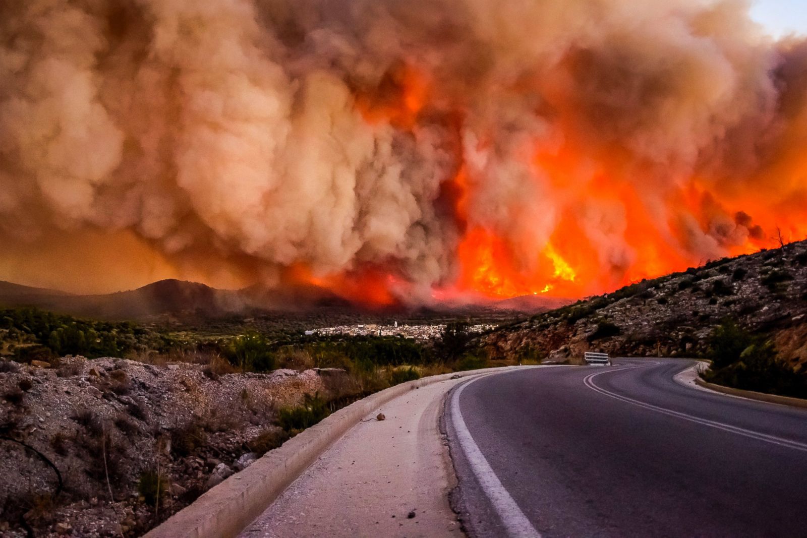 Grecia se află sub avertizare de incendii în perioada 11-14 iunie. Ce zone ar trebui evitate de către turiști