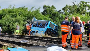 Un tren care circula de la Praga la Budapesta s-a ciocnit cu un autobuz în Slovacia. Cel puţin şase persoane au murit, iar alte cinci au fost rănite