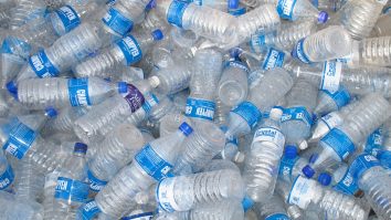 STUDIU. Băutura din sticle de plastic poate crește riscul de diabet de tip 2. Ce au descoperit cercetătorii