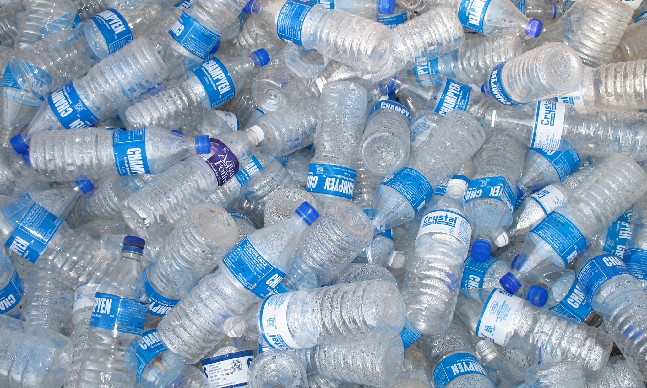 STUDIU. Băutura din sticle de plastic poate crește riscul de diabet de tip 2. Ce au descoperit cercetătorii