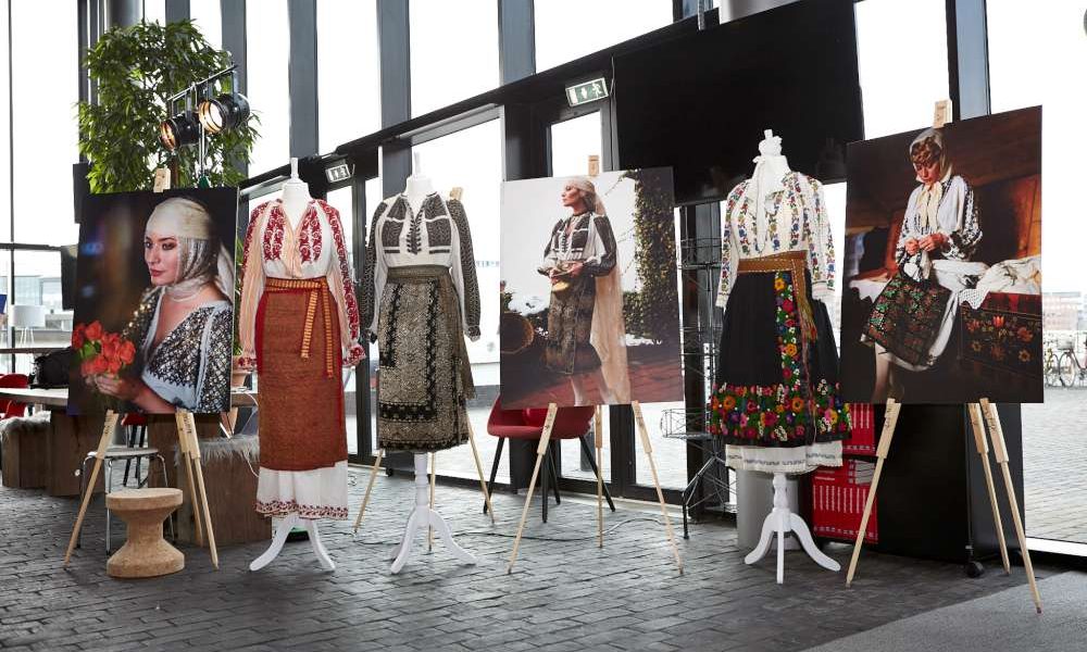 Ia românească inspiră generații. Anda Suman: „Cu cât promovăm mai mult tradițiile românești, cu cât vom coase și vom iubi ceea ce facem, vom putea să facem din acest meșteșug o meserie”