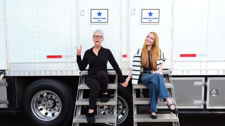 Lindsay Lohan și Jamie Lee Curtis s-au reunit ieri pentru a începe filmările la „Freaky Friday 2”. Când vom vedea pelicula în cinematografe